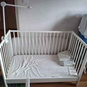Gulliver spjälsäng 60×120  - Fin o fräsh spjälsäng med madrass och tyg skydd. Går o köpa med extra madrass ( krumelur madrass Ikea ) för 350:-  Levereras EJ Endast Upphämtning 