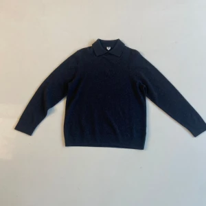 Kashmir tröja Arket - Säljer nu en oanvända Kashmir tröja från arket! Det är 100% Kashmir. Köpt för 1800, säljer för 399. Passar även storlek M