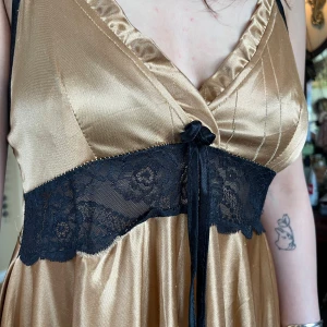 slipdress - guldig lite genomskinlig slipdress
