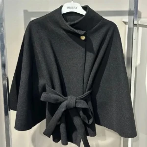 Trekvartsärmad Poncho 🖤 - Trendig poncho som är svår att få tag på Storlek - ONE SIZE Knappt använd/som ny. Funkar perfekt inför hösten. 🖤