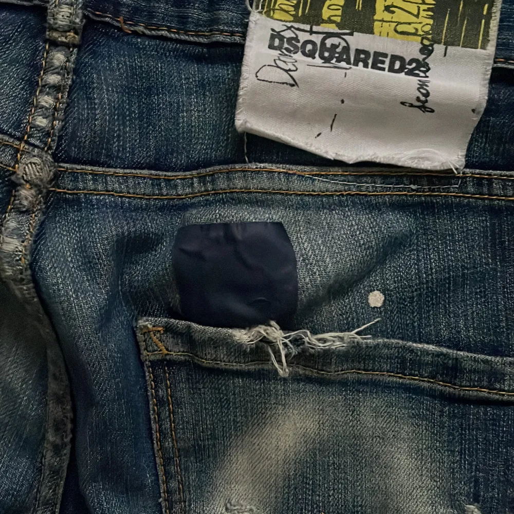 Säljer ett para feta dsquared jeans. Skicket är okej förutom att det är ett litet hål mellan benen på dom men syns inte vid användning. Och ett hål vid bakfickan men fixat med lag lapp. Storleken är 44 vilket passar xs-s. Jeans & Byxor.