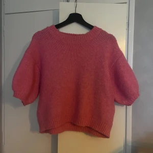 Stickad tröja  - Rosa stickad tröja från Zara. Köpt på Vinted men endast använd 1 gång av mig. I fint skick. Strl M💕