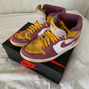 Jordan 1 brotherhoods - Jordan 1 brotherhoods, har inget kvitto men låda, helt okej skick då jag har använt de ganska så mycket, lite creasade men om man vill ha en vidare bild på det är det bara att fråga, är storlek 43 men passar mig med 45 storlek ganska så bra.