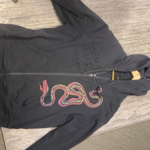 Ed hardy lightweight hoodie - Köpte den från kennidies för 1300. Har typ inte använt den så mycket så den är i ganska bra skicka fläckar eller hål.