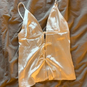 Knyttopp - Vit knyttopp, säljer då den är för liten på mig💗