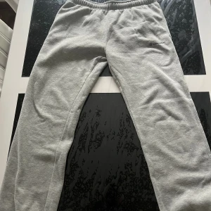 Champion mjukisbyxa i ett mycket bra skick - 8/10 begagnat skick, storlek L, grå färg, mycket bra skick!