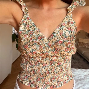 Blommig topp från nakd - Använd fåtal gånger, finns inget att anmärka på! Säljes i storlek 36.