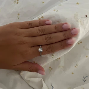 Silver ring pandora - Säljer min super gulliga silver ring från Pandora. Bra skick men använder knappt, skriv för frågor och funderingar🤍