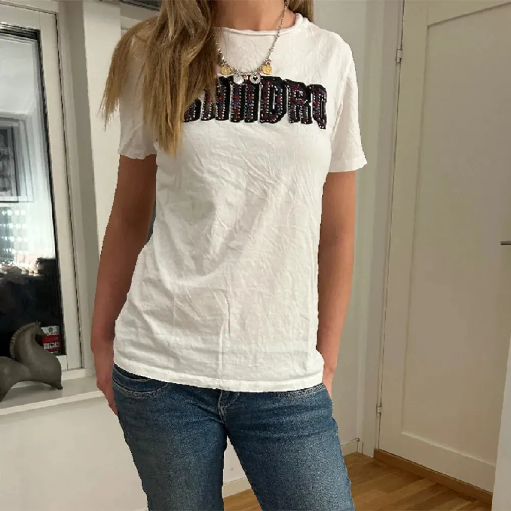 T-shirt från Sandro, köpt tidigare här på Plick💓 Väl använd!  Finns ingen lapp om storleken men skulle säga att den sitter som en S☺️. T-shirts.