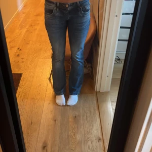 LTB jeans Valirie - LTB jeans, modell Valirie, köpte för ca 750 kr och har inte kommit till jättemycket användning. De är i bra skick och har inga defekter alls. Pris kan diskuteras vid köp💗💗