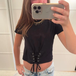 Svart T-shirt med knytning i midjan - I super fint skick💕 Köp gärna genom köp nu💖