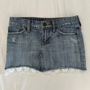 Fin jeans kjol med spets! 🤍🍂 - Jätte fin jeans kjol med spets i storlek XS, köpt från Plick men passade inte mig. Perfekt nu till höst💓 Midjemått runt om: 77cm Original pris: 300kr