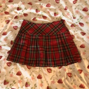 Plaid pleated röd minikjol - Jättegullig röd plaid kjol❤️ Knappt använd, men noggrant klippt och uppsydd för att vara kortare☺️ Storlek S❤️