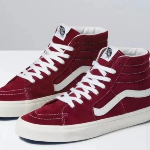 SÖKER - hejj söker dessa vans high skorna i färgen pomegranate (vinröd) letar i storlekarna 40 elr 39.5. Kan köpa för 1-500kr men helst runt 250kr. Så har någon dessa skor i en av storlekarna så är det bara att kontakta!!