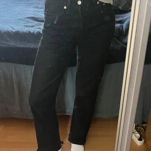 Vintage levis 501 - Ett par vintage levis 501:or. Storlek 28/32 men passar mer som en 25:a eller xs i midjan. Jag är 165 cm och dem är perfekt i längden för mig. Dem har en liten slits längst ner ifrån tidigare ägare.