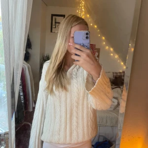 Fin stickad tröja från H&M - Jätte fin stickad tröja med dragkedja upp till. Storlek xxs men passar s. 