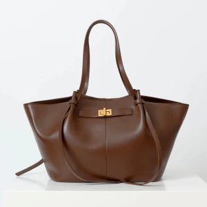 BRUN VÄSKA - säljer denna fina väska från Gina då ja inte får någon användning för den, använd 2 ggr så väskan är int skick