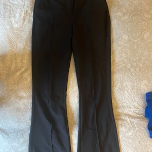 Kostymbyxor  - Säljer mina svarta kostymbyxor från Gina Tricot❣️Kommer ej till användning längre  Nypris: 450kr (Lånad bild där byxorna sitter på)
