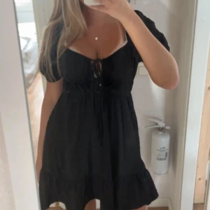 klänning  - säljer denna klänningen från gina tricot 