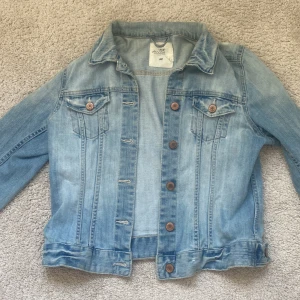 Ljusblå jeansjacka - Säljer en snygg ljusblå jeansjacka från H&M. nästan aldrig andvänd ❣️