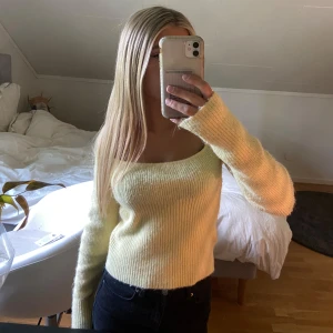 Stickad tröja - Fin gul stickad tröja. Inte mycket använd och i fint skick. Storlek XS