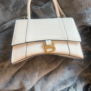 Väska - Perfekt väska att ha till skolan eller på stan typ. Ganska stor och väldigt snygg. Väskans band går att byta om man vill och har andra band men också ändra längd 💕 inköpt för 500kr säljer för 200kr 💕Skriv för mer bilder och innan ni köper