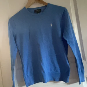 Ralph lauren tröja - Säljer nu denna snygga Ralph lauren tröja för att jag har vuxit ur den, hör av dig vid funderingar.