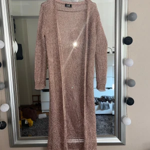 Metallic cover up  - Cardigan eller cover-up i roséguld. Passar xs-m.