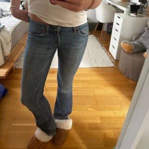 Lågmidjade jeans - Jätte snygga lågmidjade jeans! Jag är 170 som referens  