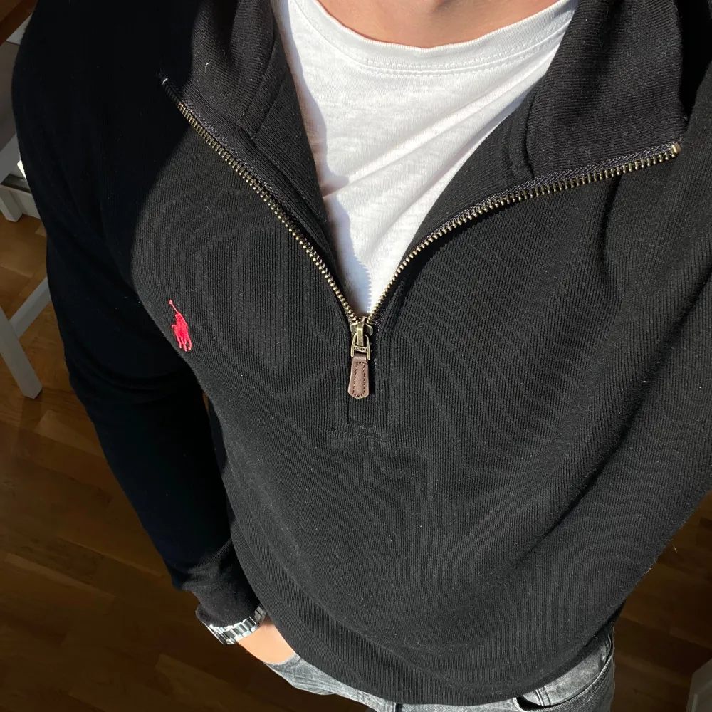 Hej, Säljer nu denna feta klassiska half zippen från Ralph Lauren i stolek M. Den slår aldrig snett i en outfit och passar till alla lägen och tror den särskilt kommer sitta bra nu i vinter Nypris 1500✅. Hoodies.