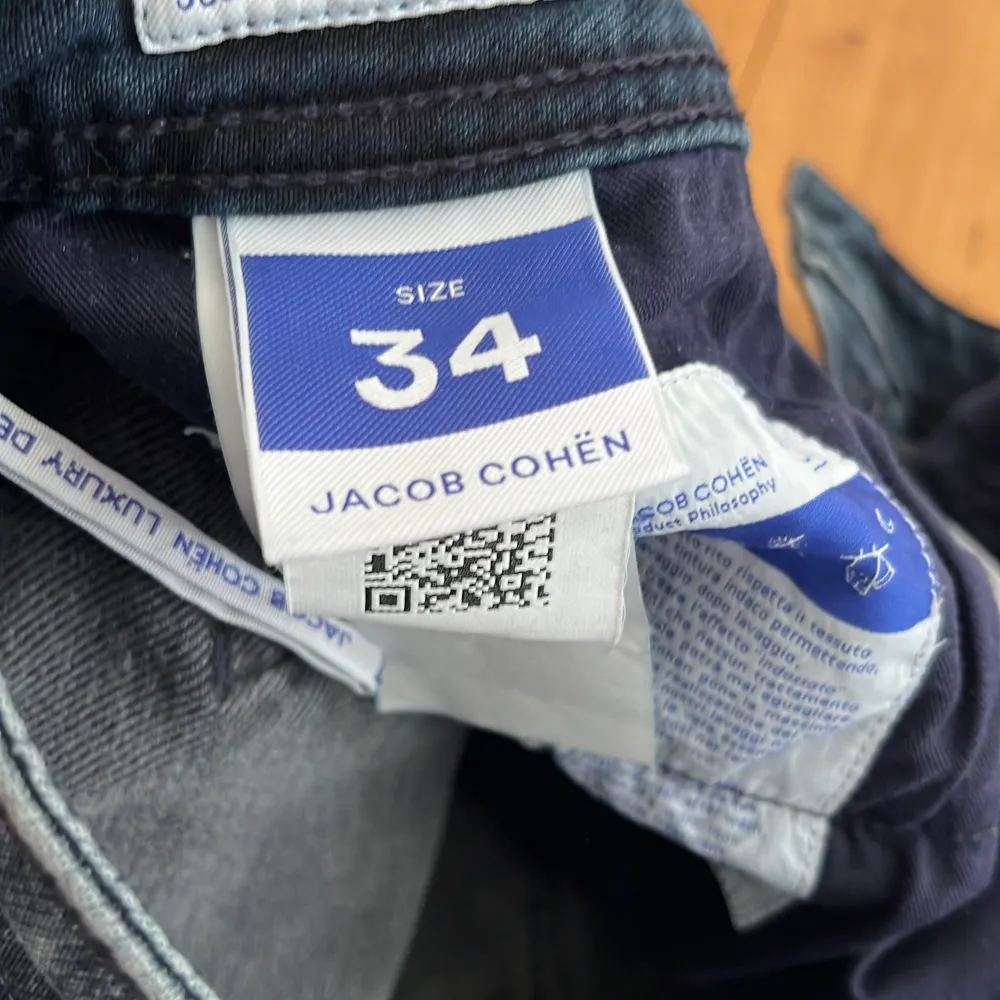 Säljer nu ett par mörkblå jeans från Jacob Cohën i storlek 34. Är i väldigt bra skick. Passar om du är runt 190. Tveka inte att skriva om du har några frågor. . Jeans & Byxor.