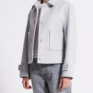 Grå kappa  - Helt ny grå kappa använd 1 gång, har ej en användning av den. Köpt för 400kr