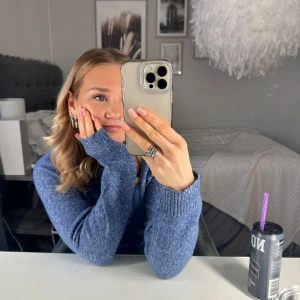 Stickad tröja  - Blå, stickad tröja från vero Moda. Använd väldigt fåtal gånger så i väldigt fint skick.