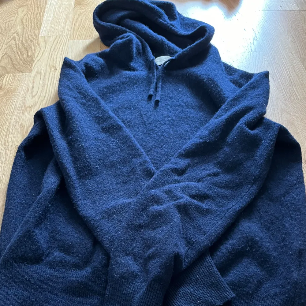 Säljer denna trendiga Kashmir hoodie från Sayless i ett hyfsat bra skick, lite nopprig men fortfarande väldigt fin. Storlek XS, personen på bilden är 165.   Pris kan diskuteras lite vid snabbaffär💫 Nypris 899kr  Mvh Linus. Hoodies.