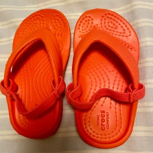 *NY*Röda crocs stl C6 (22/23) - Röda snygga och bekväma Crocs flipflops, perfekt för varma dagar. Nya, oanvända.