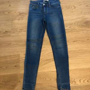 Super skinny jeans från Levi’s i storlek W26 L30 med normal midja och stretchigt material. Jeansen är i gott skick, men har något synliga veck längst ned pga av att jag haft dem uppvikta. Detta syns dock inte så väl när man har de på sig.