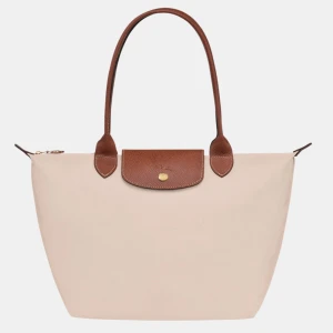 Longchamp väska - Äkta longchamp väska i storlek M, färgen paper. Aldrig använd! Köpte två i olika storlekar men kunde inte göra en retur så säljer den här i stället. Den är köpt på Longchamps egna hemsida, nypris 1450kr. Skriv vid frågor eller liknande💗