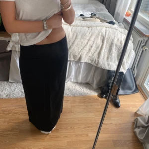 Lågmidjad linne kjol - Säljer denna svarta lågmidjade linne kjol med en slits på 49cm på baksidan. Från Zara, säljs inte längre. Använd en gång så fortfarande i nyskick💗 nypris 559kr.