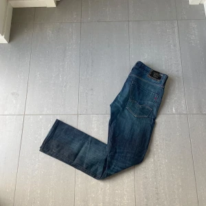 Replay Jeans  - Säljer nu dessa mörkblå replay jeans som är i bra skick bortsett ifrån en fläck, skriv för fler bilder/frågor🙌🏼