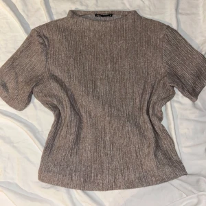Topp - Superfin och skön beige topp från Zara. Bra skick!🤎