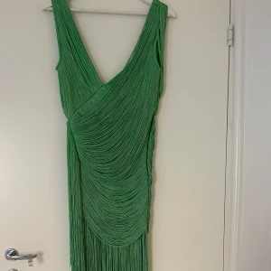 Grön fransklänning - Grön klänning med fransar.  Endast använd en gång och i fint skick