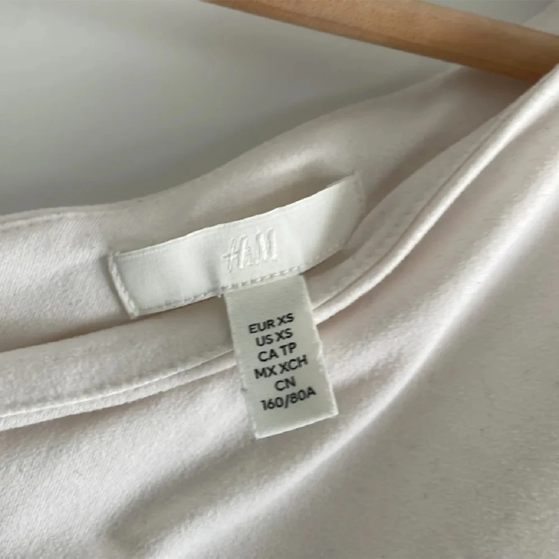 Vit oneshoulder topp från H&M - 90