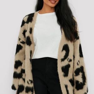 Stickad kofta nakd - Denna leopardmönstrade koftan är super skön och inte stickig, perfekt till hösten och vintern! 