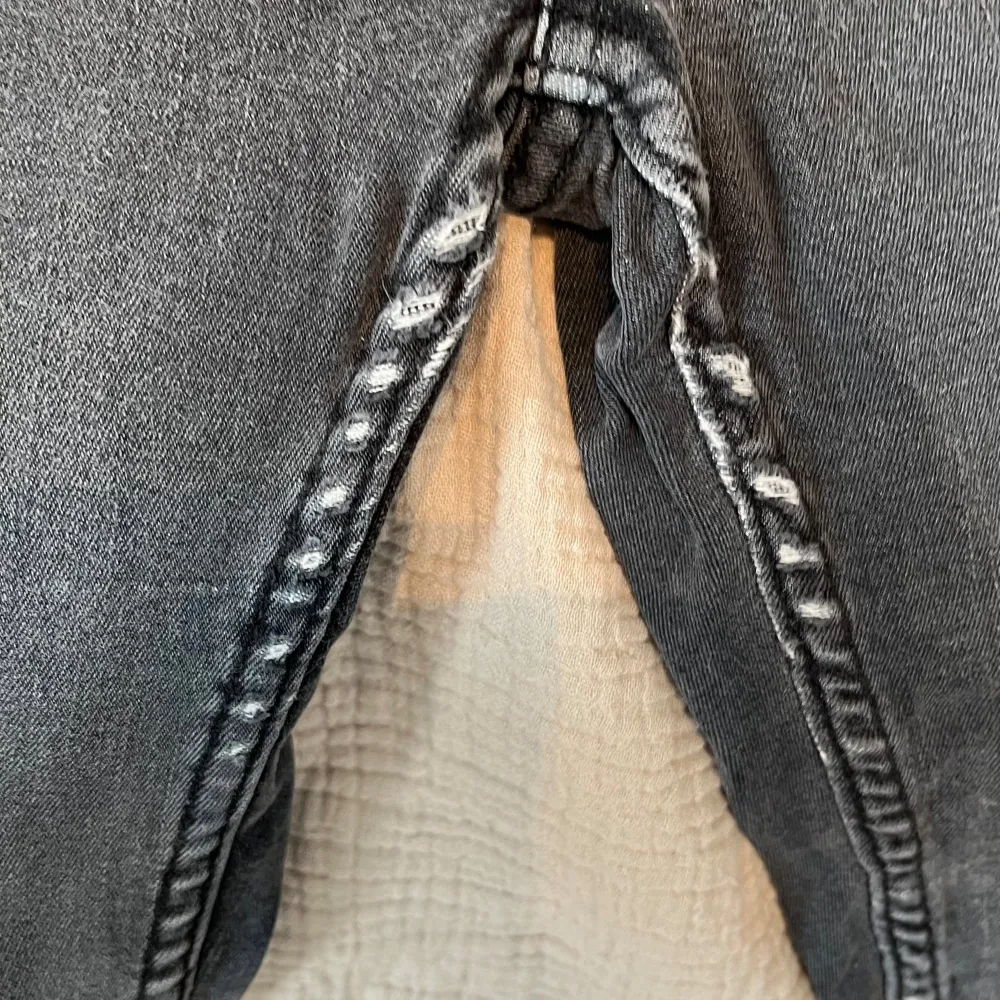 Säljer ett par svarta jeans från märket 157. De har en snygg, tvättad look med slitningar längs sidosömmarna. Jeansen har en klassisk femficksdesign och stängs med dragkedja och knapp. Perfekta för en casual stil!. Jeans & Byxor.