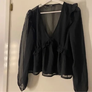 Svart blus  - Säljer min blus ifrån Bikbok, storlek M