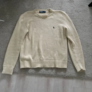 Stickad ralph Lauren tröja  - Riktigt snygg Ralph Lauren tröja storlek M, väldigt bra skick, pris kan diskuteras 