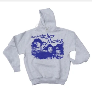 Mount Rapmore Hoodie - Säljer denna coola hoodien för det är inte riktigt min stil längre! Köpes här på plick, men har inte använt den själv så många gånger 😇💕