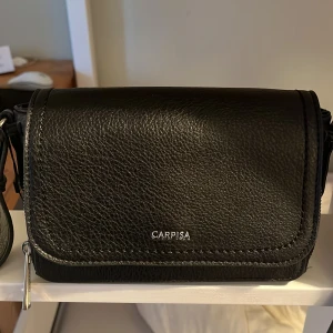Ny svart väska  - Helt ny med tag Carpisa väska i svart. Pris kan diskuteras