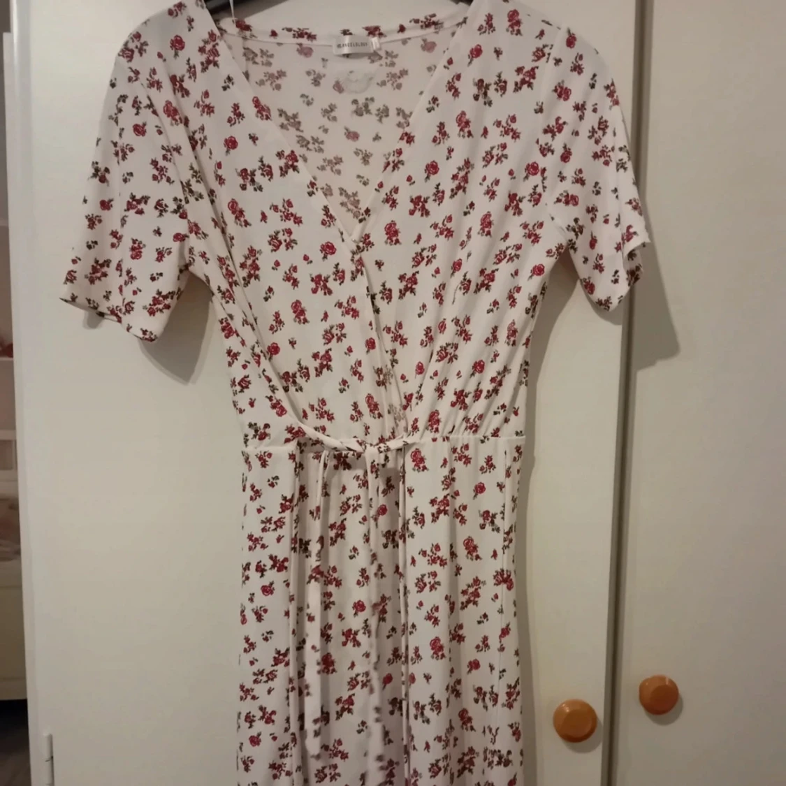 V-ringad vit och rosablommig klänning  - 90