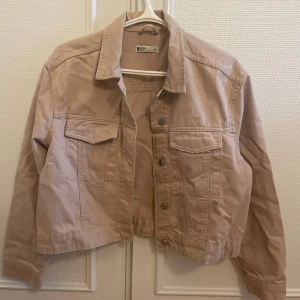 Beige jeansjacka - Kortare modell. Sparsamt använd.